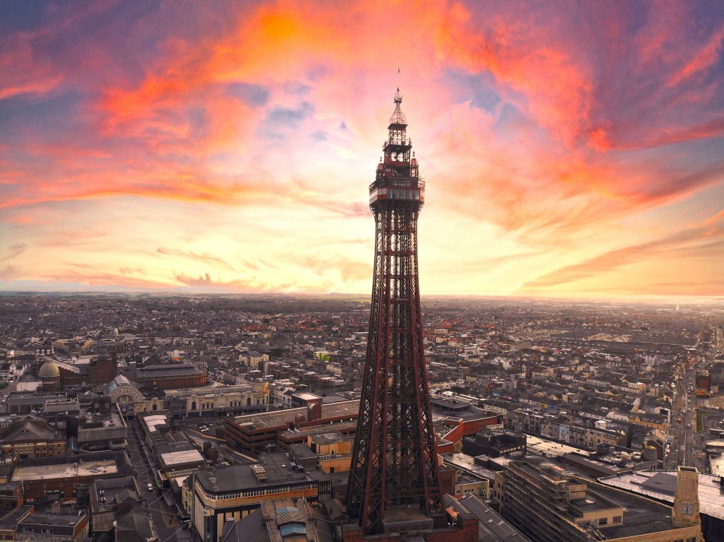 Blackpool Tower VS Eiffel Tower Hummingbird - Contrado Digital